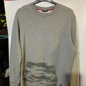 Undftd (undefeated) crew neck sweater, camp front pocket. Size xxl